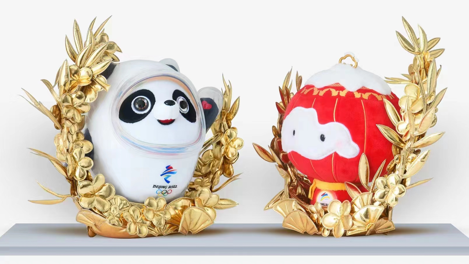 冠軍手上的限量版“冰墩墩” 底座上的花環(huán)是啥植物？泰華玩具告訴你